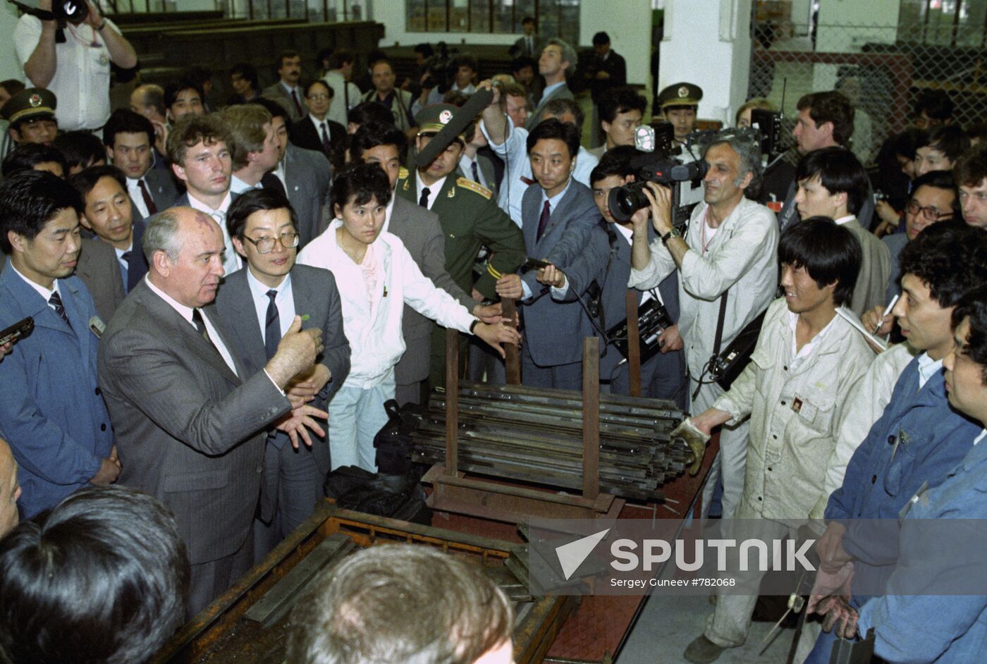 Mikhail Gorbachev visits People's Republic of China