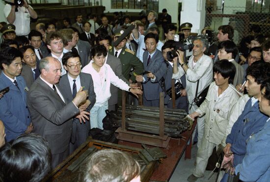 Mikhail Gorbachev visits People's Republic of China