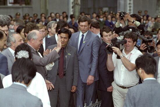 Mikhail Gorbachev visits People's Republic of China
