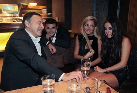 Robert De Niro has private dinner at Nobu restaurant