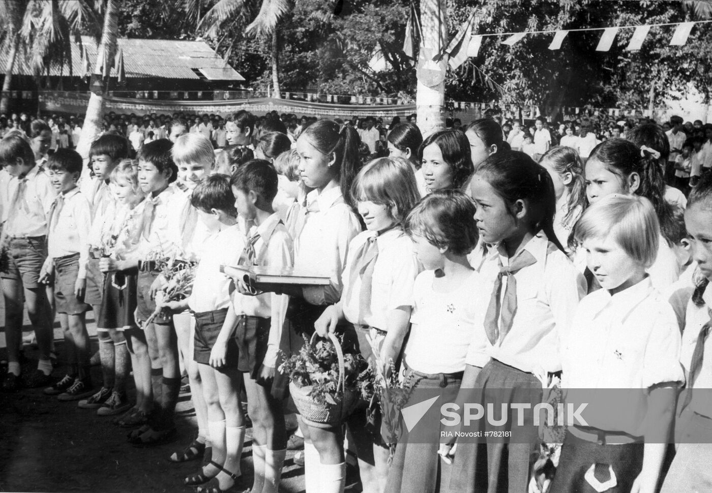Kampuchean and Soviet young pioneers