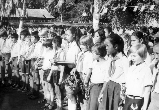 Kampuchean and Soviet young pioneers