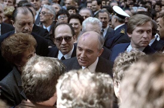 Mikhail Gorbachev meeting with people in Belgrade