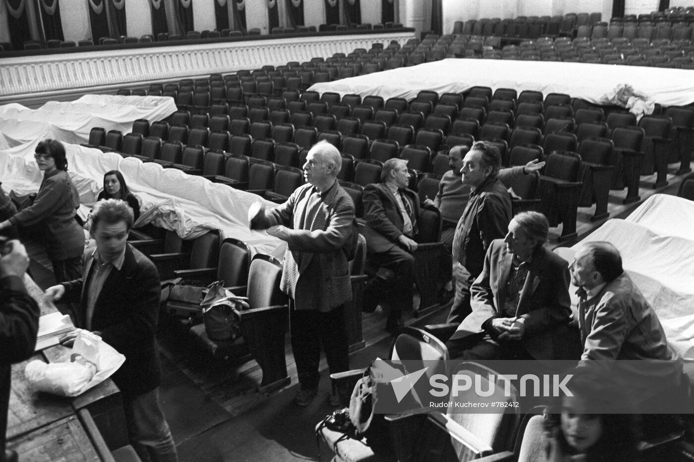 Peter Brook rehearsing "The Cherry Orchard"