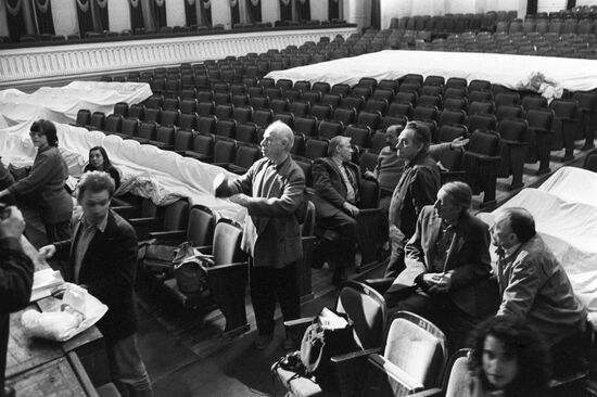 Peter Brook rehearsing "The Cherry Orchard"