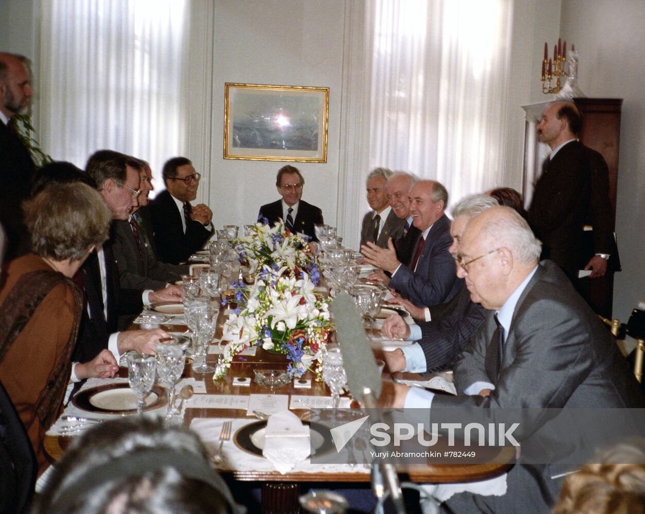 Mikhail Gorbachev and Ronald Reagan during an unofficial meeting