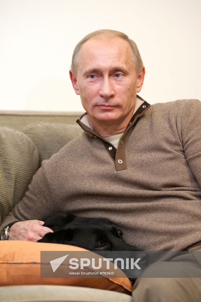 Vladimir Putin participates in national population census