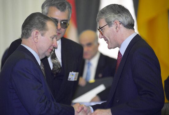 Leonid Kuchma and John Major