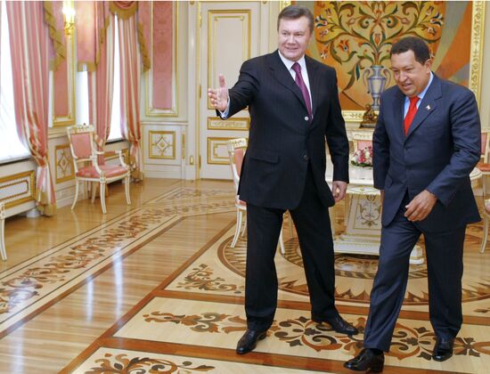 Viktor Yanukovych meets with Hugo Chavez