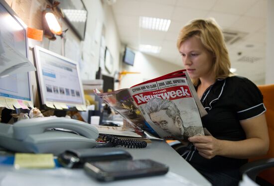 Russian Newsweek reader