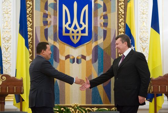 Viktor Yanukovych meets with Hugo Chavez