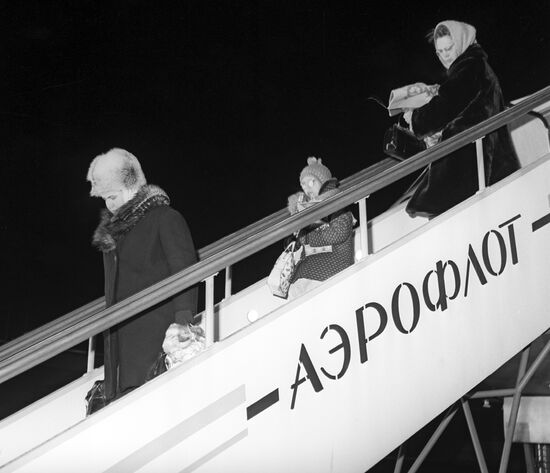 Staff of USSR embassy in China arrive to Sheremetyevo