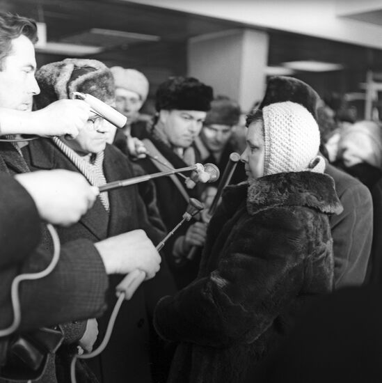Staff of USSR embassy in China arrive to Sheremetyevo