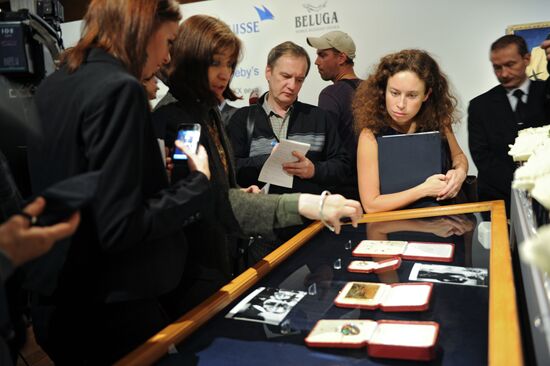 Media preview of exhibition of Duchess of Windsor's jewelry