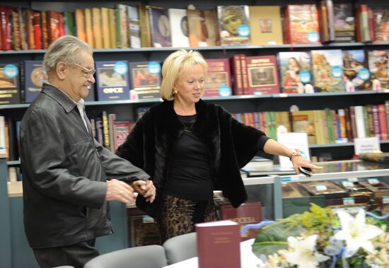 Fazil Iskander, Nadezhda Mikhailova