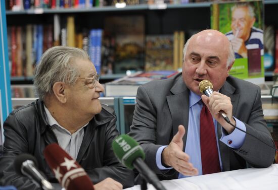 Fazil Iskander, Igor Akhba