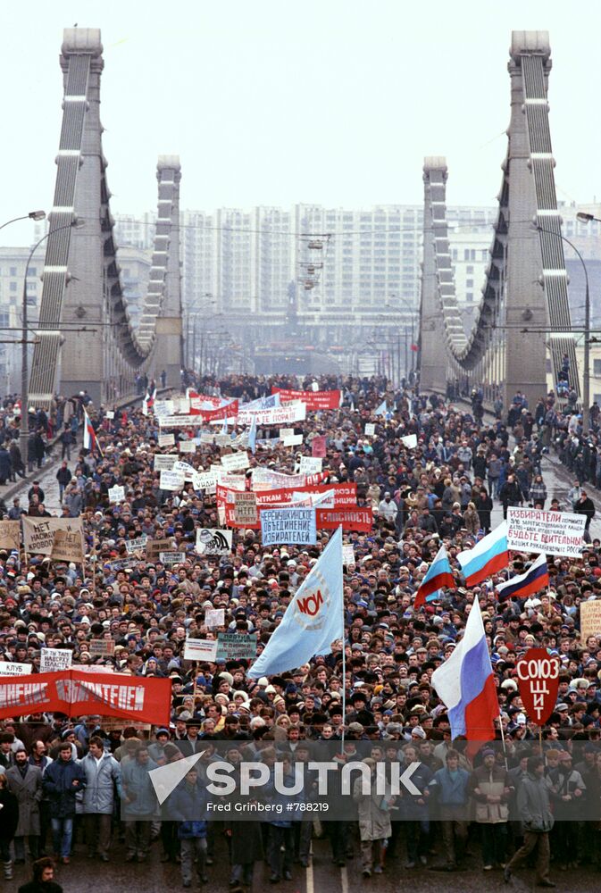 A procession in support of the Democratic Russia Bloc