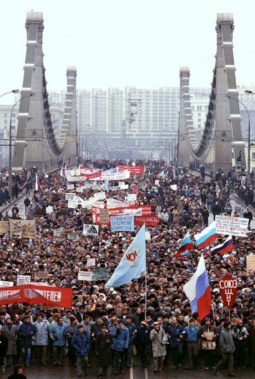 A procession in support of the Democratic Russia Bloc