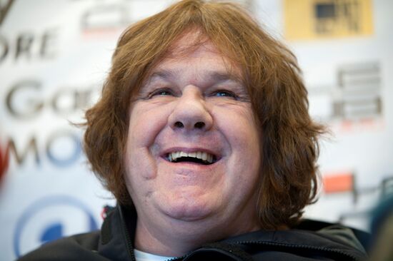 Guitarist Gary Moore holds press conference in Yekaterinburg