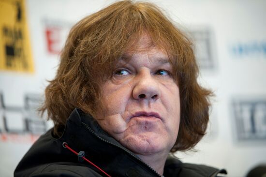 Guitarist Gary Moore holds press conference in Yekaterinburg