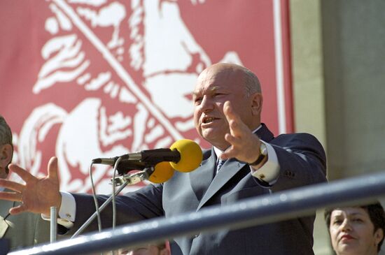 Yuri Luzhkov speaking at rally