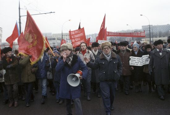 Viktor Anpilov in column of demonstrators
