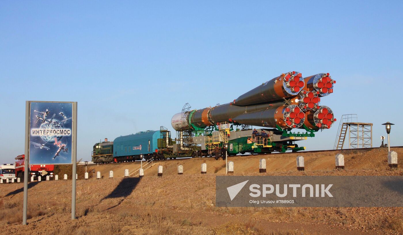 Transportation to launch pad and installation of Soyuz-U