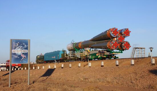 Transportation to launch pad and installation of Soyuz-U