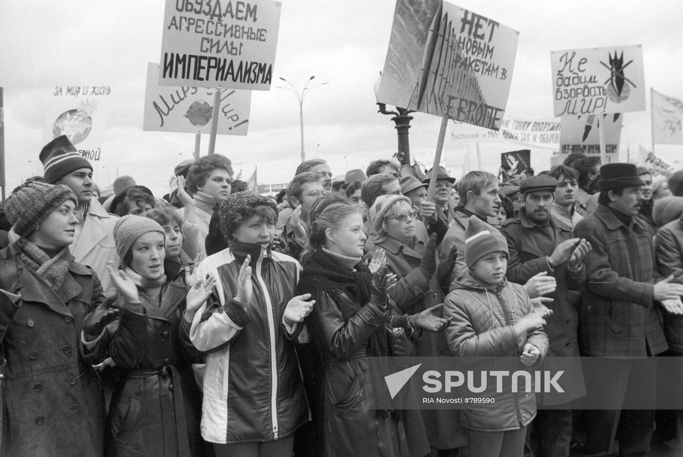 800000 demonstrators go on antiwar rally