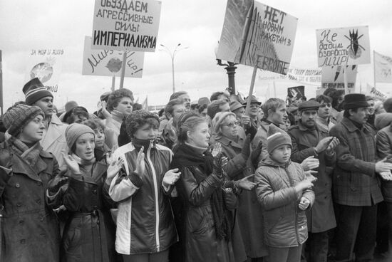 800000 demonstrators go on antiwar rally