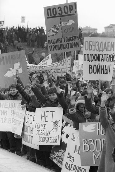 800 thousand anti-war rally