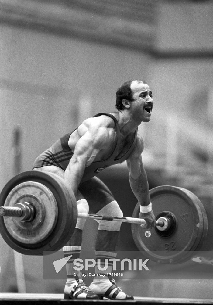 Weight lifter Avset Avsetov