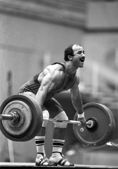 Weight lifter Avset Avsetov