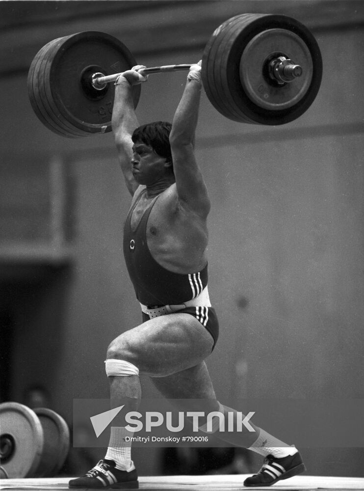 Soviet weight lifter Vyacheslav Klokov