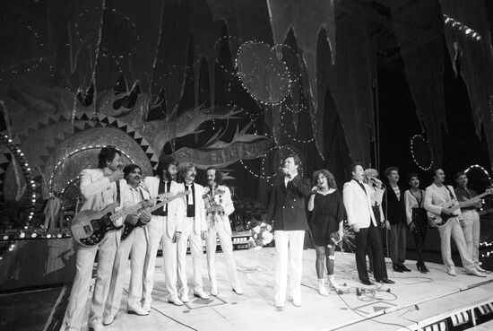 Concert "Soviet pop singers to Soviet Peace Foundation"