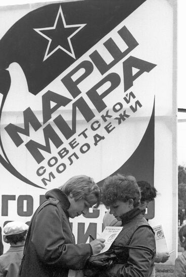 Soviet Youth Peace March participants