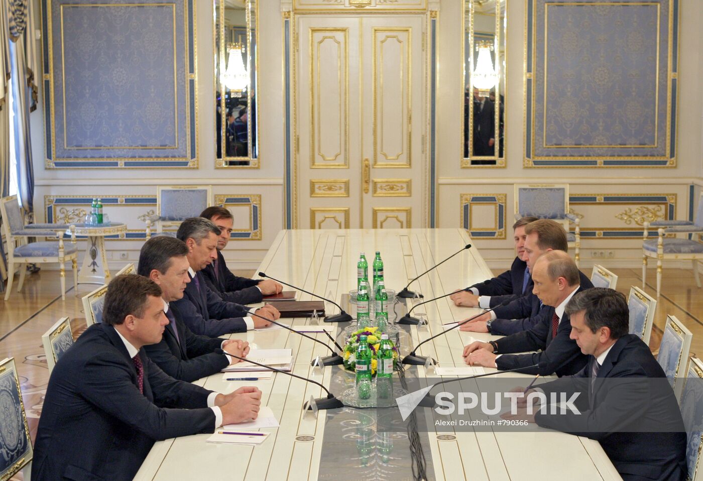 Vladimir Putin talks with Viktor Yanukovych