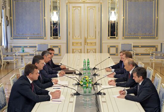 Vladimir Putin talks with Viktor Yanukovych