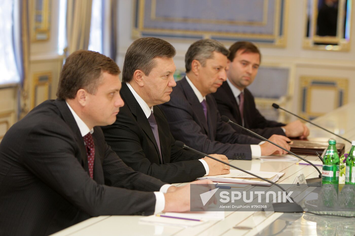 Vladimir Putin talks with Viktor Yanukovych
