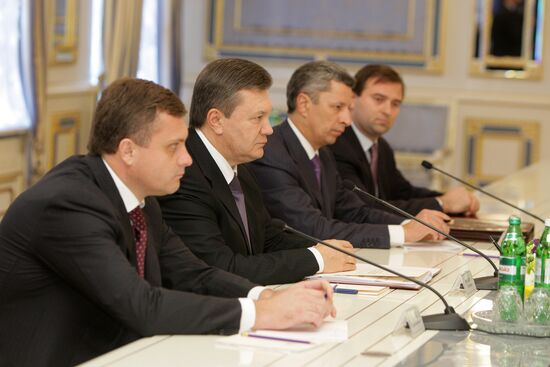 Vladimir Putin talks with Viktor Yanukovych