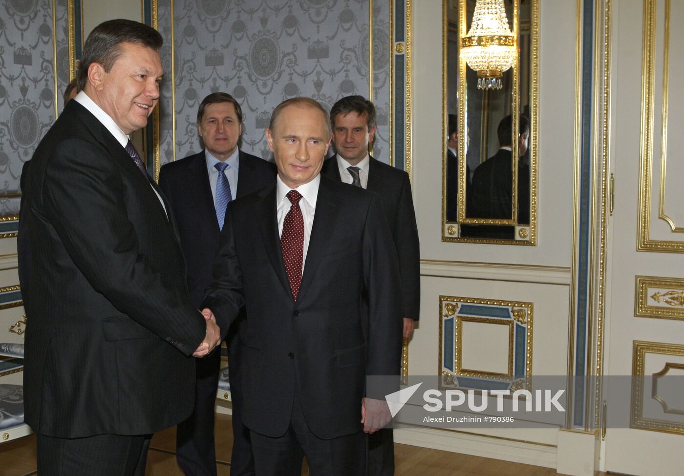 Vladimir Putin holds talks with Viktor Yanukovych