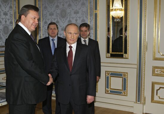 Vladimir Putin holds talks with Viktor Yanukovych