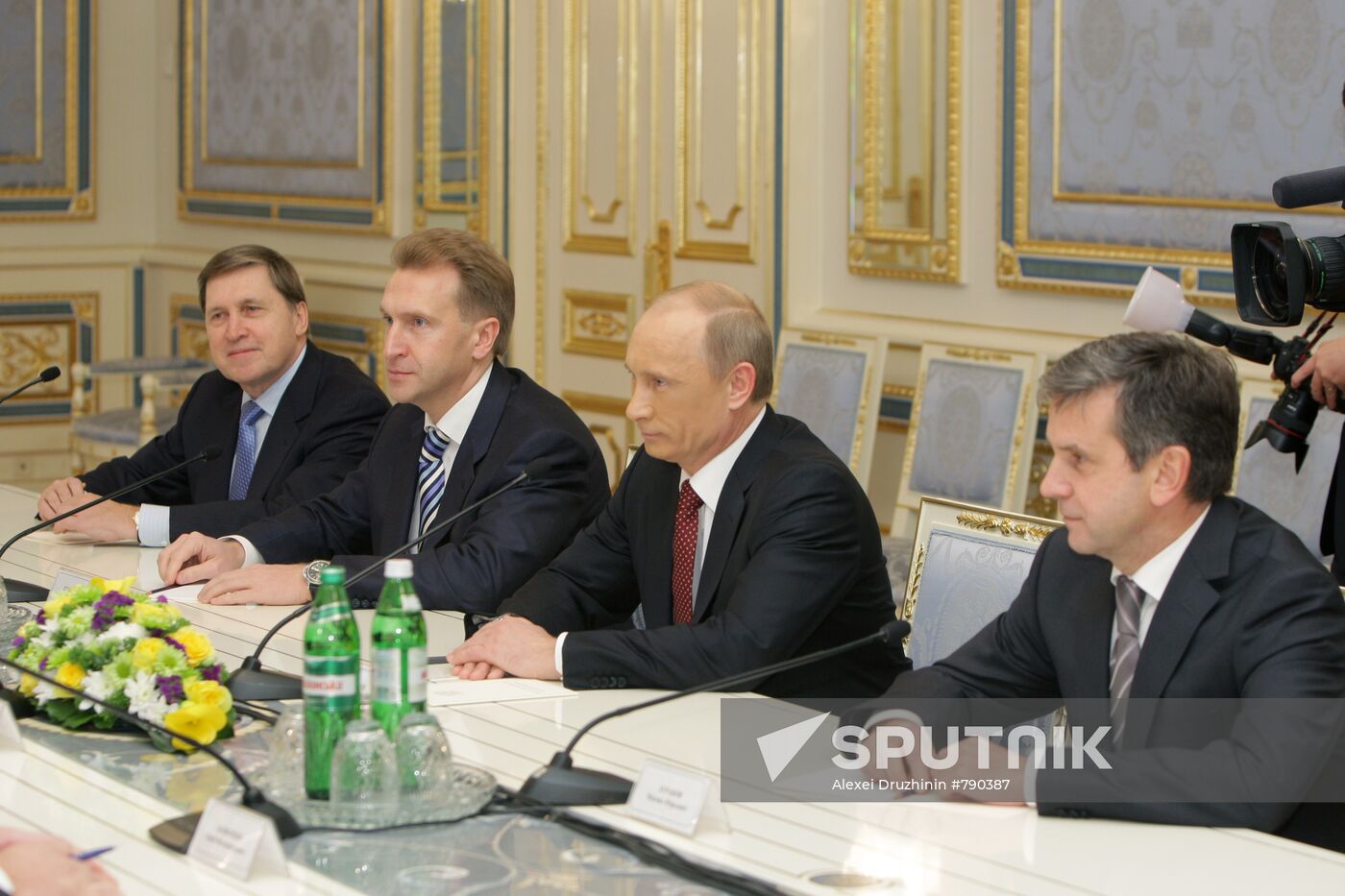 Vladimir Putin holds talks with Viktor Yanukovych