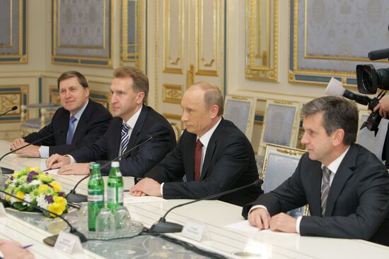 Vladimir Putin holds talks with Viktor Yanukovych