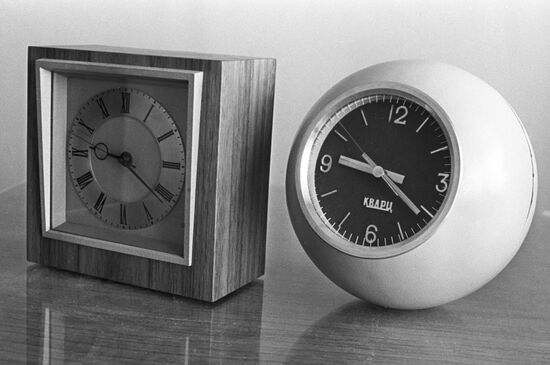 The Kvarts table clock