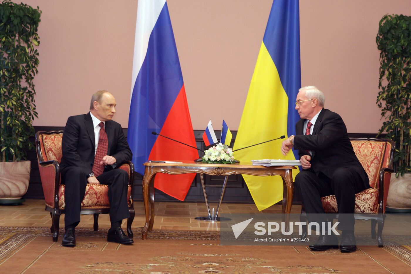 Vladimir Putin meets with Mykola Azarov