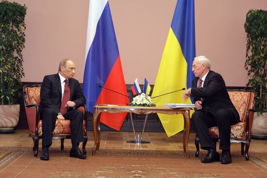 Vladimir Putin meets with Mykola Azarov