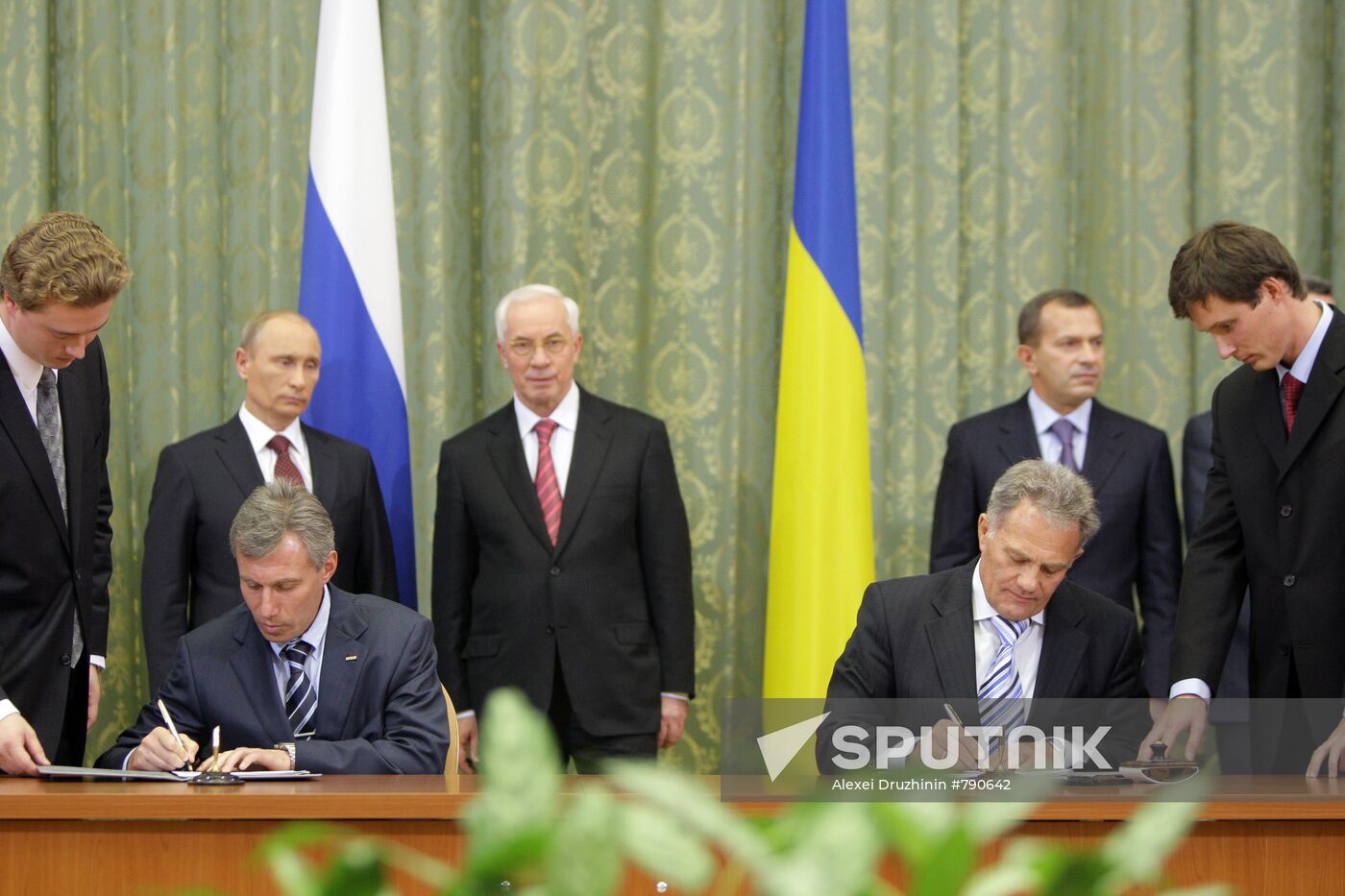 Russian-Ukrainian papers signed