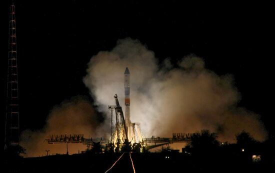 Soyuz U with Progress M 08M cargo spaceship launch