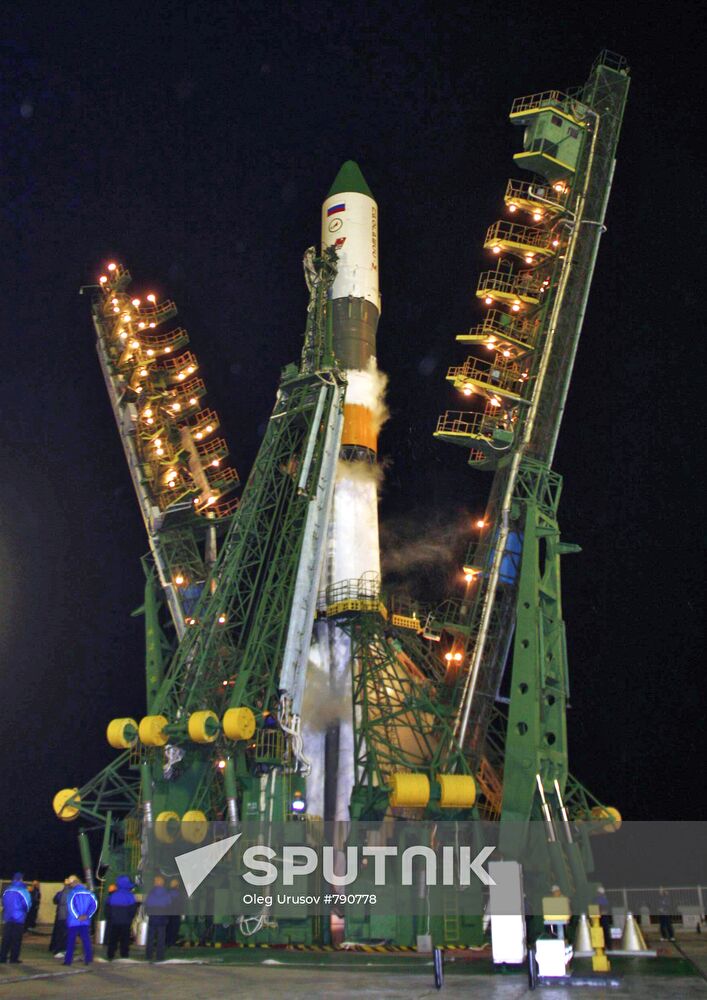Soyuz U with Progress M 08M cargo spaceship launch